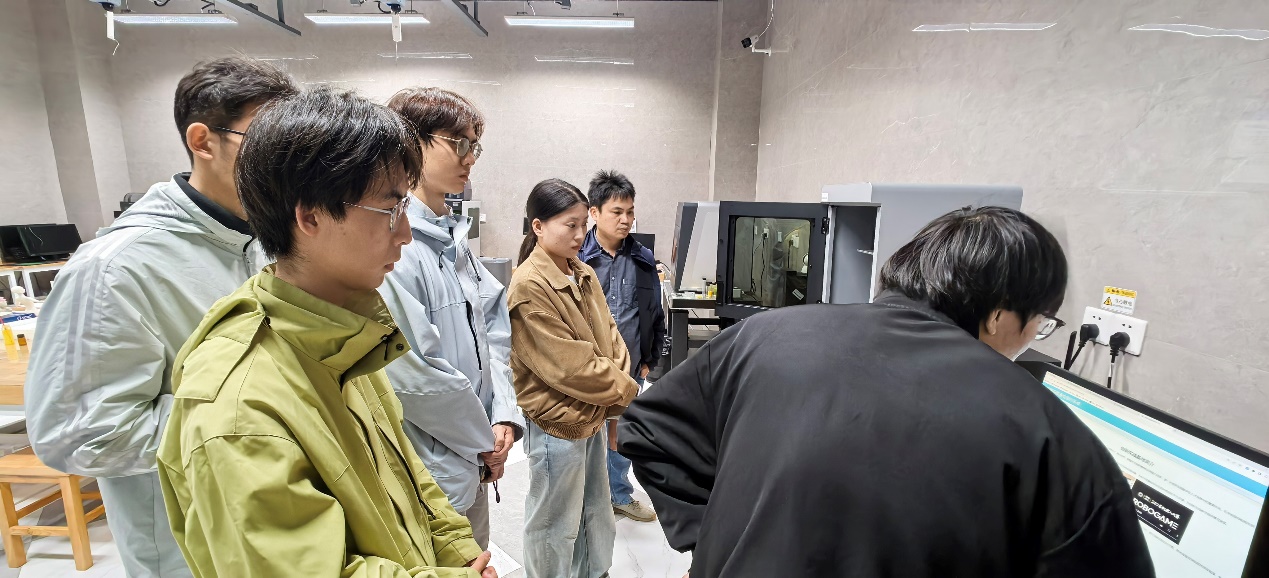 创新实践基地开展3D打印助管培...